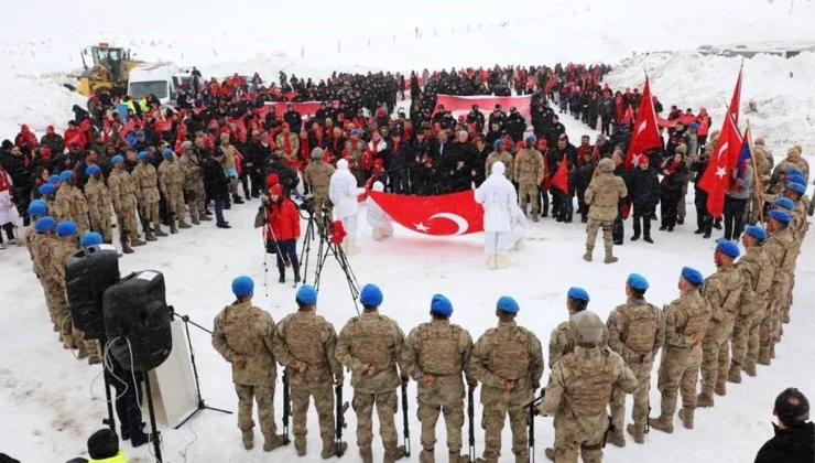 Bayburt’un düşman işgalinden kurtuluşunun 106’ncı yıl dönümünde Şühedaya Saygı Yürüyüşü düzenlendi