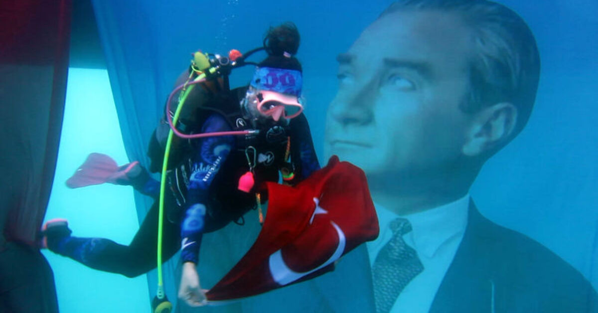 Bodrum’da dalgıçlar su yüzeyinde ve su altında Cumhuriyetin 101. yıl dönümünü kutladı