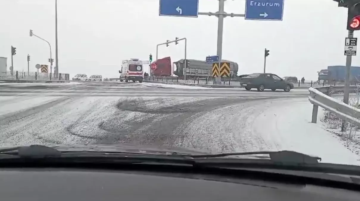 Kars’ta Buzlu Yolda Zincirleme Kaza