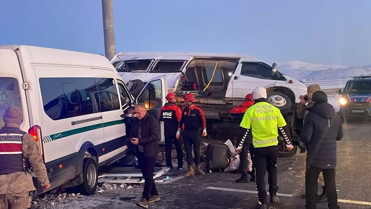 Kars’ta Minibüs Çarpışması: 27 Yaralı